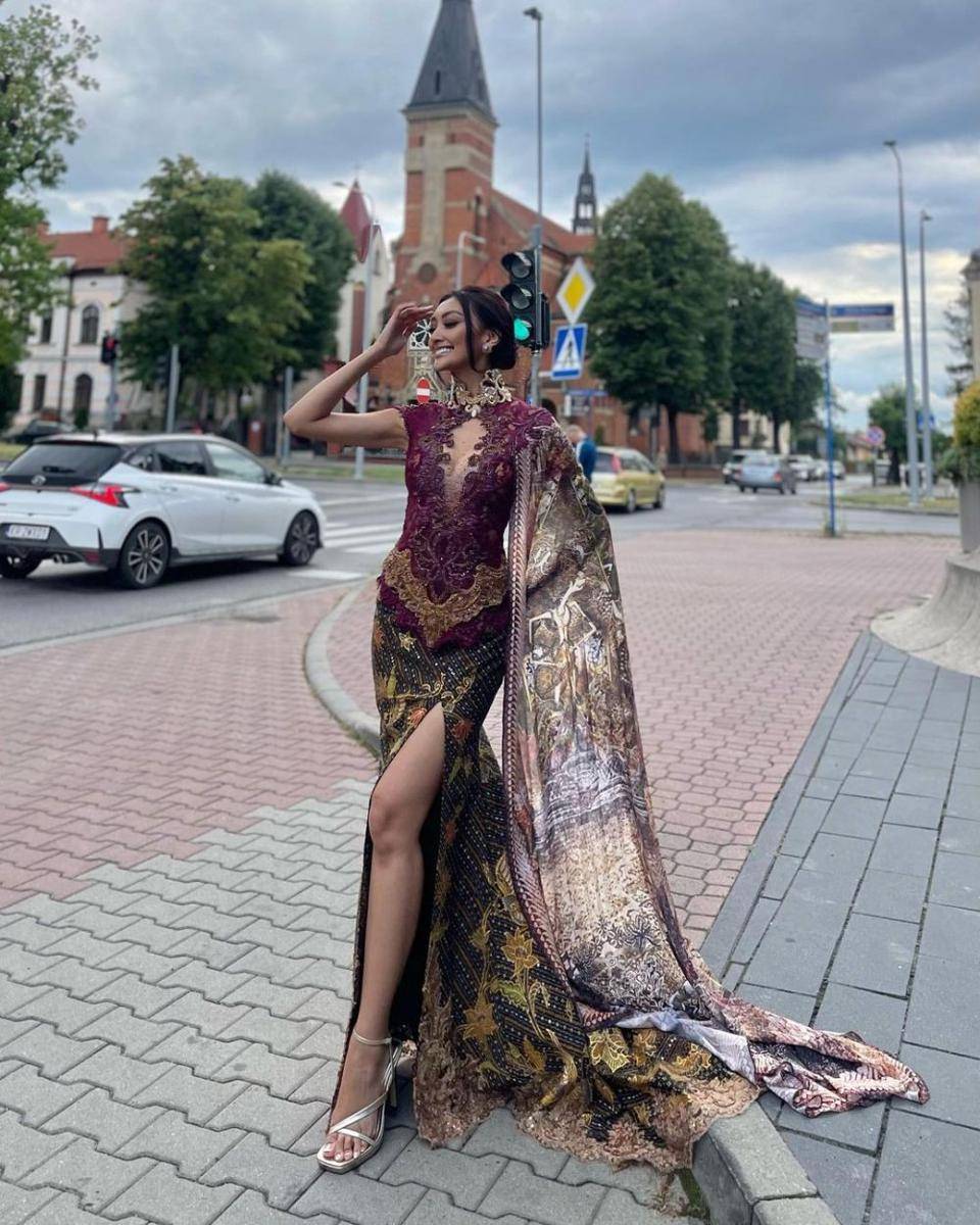 kebaya dengan lengan yang mewah (instagram.com/officialputeriindonesia)