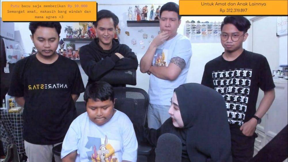 Tim charity saat live streaming di channel YouTube Windah Basudara. (youtube.com/Windah Basudara)