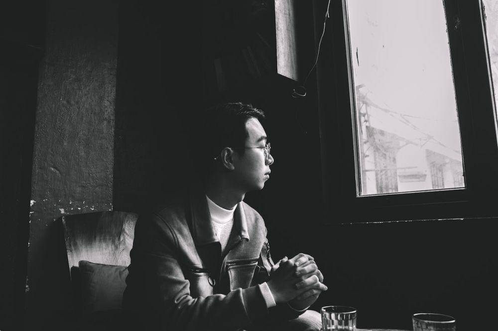 ilustrasi orang termenung (pexels.com/Tan Danh)