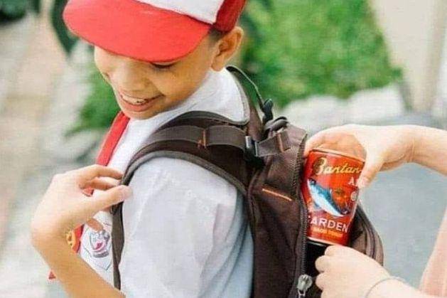 momen kocak saat bawa bekal (instagram.com/ngumpulreceh)