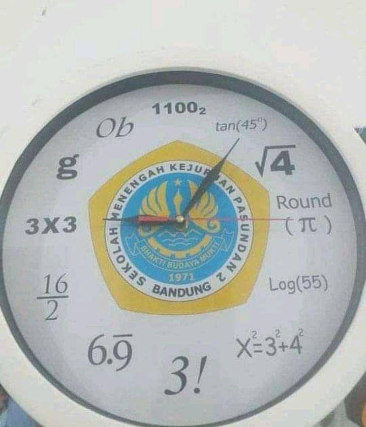 jam dinding nyeleneh (instagram.com/rakyat_plus_62)