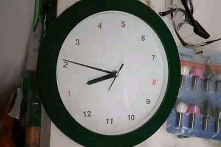 jam dinding nyeleneh (instagram.com/meme.wkwk)