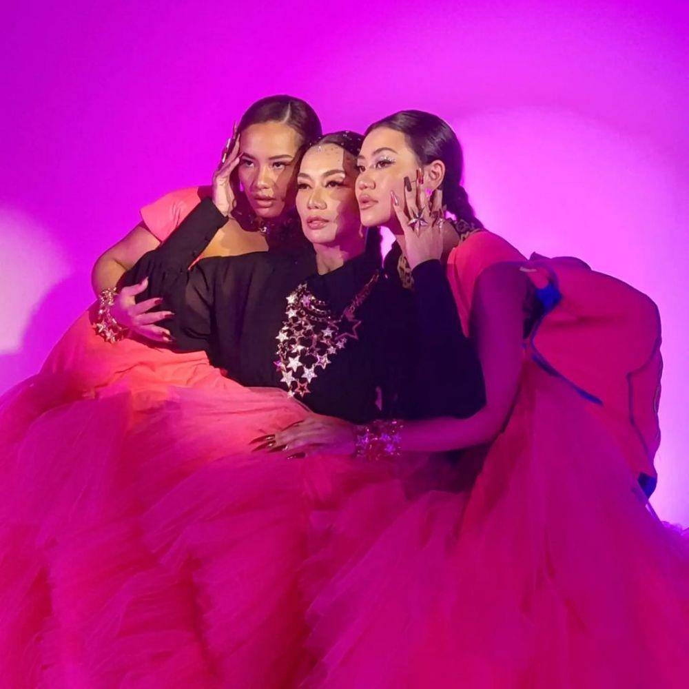 photoshoot Reza Artamevia dan kedua anak gadisnya (instagram.com/rezaartameviaofficial)