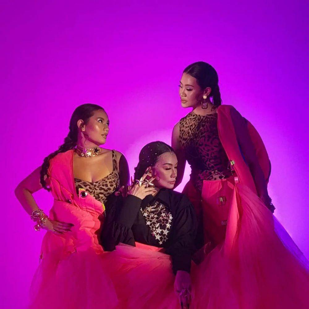 photoshoot Reza Artamevia dan kedua anak gadisnya (instagram.com/rezaartameviaofficial)