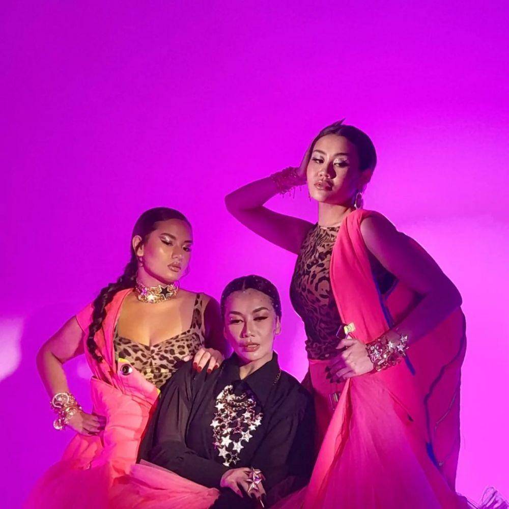photoshoot Reza Artamevia dan kedua anak gadisnya (instagram.com/rezaartameviaofficial)