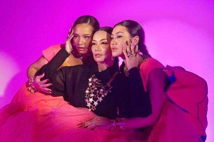 10 Photoshoot Reza Artamevia dan Kedua Anaknya, Dipuji Bak Kakak Adik