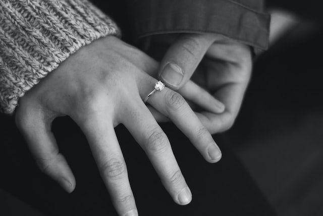 Ilustrasi cincin di jari manis kanan (unsplash.com/Rachel McDermott)