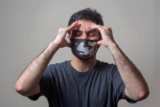 Ilustrasi seorang pria mengenakan masker (Unsplash/Usman Yousaf)