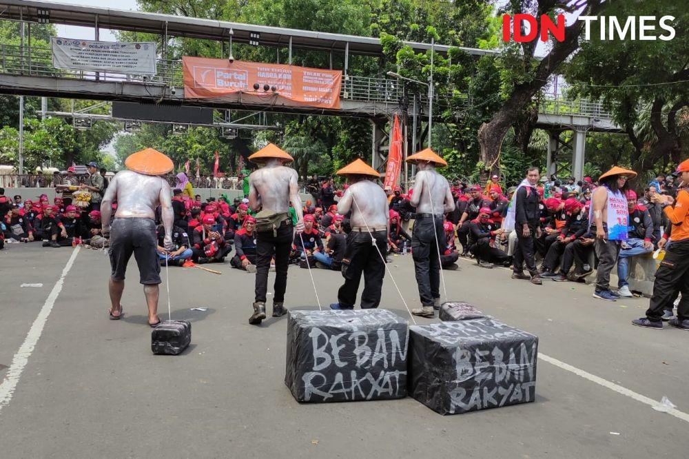 Manusia Silver Bawa "Beban Rakyat" Ramaikan Demo Buruh di Patung Kuda