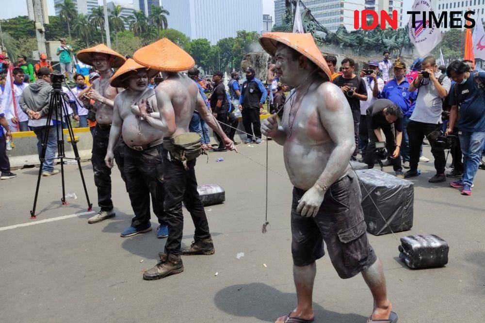 Teatrikal kenaikan harga BBM bebankan masyarakat dalam aksi demonstrasi Rabu (12/10/2022). (IDN Times/Yosafat Diva Bayu Wisesa)