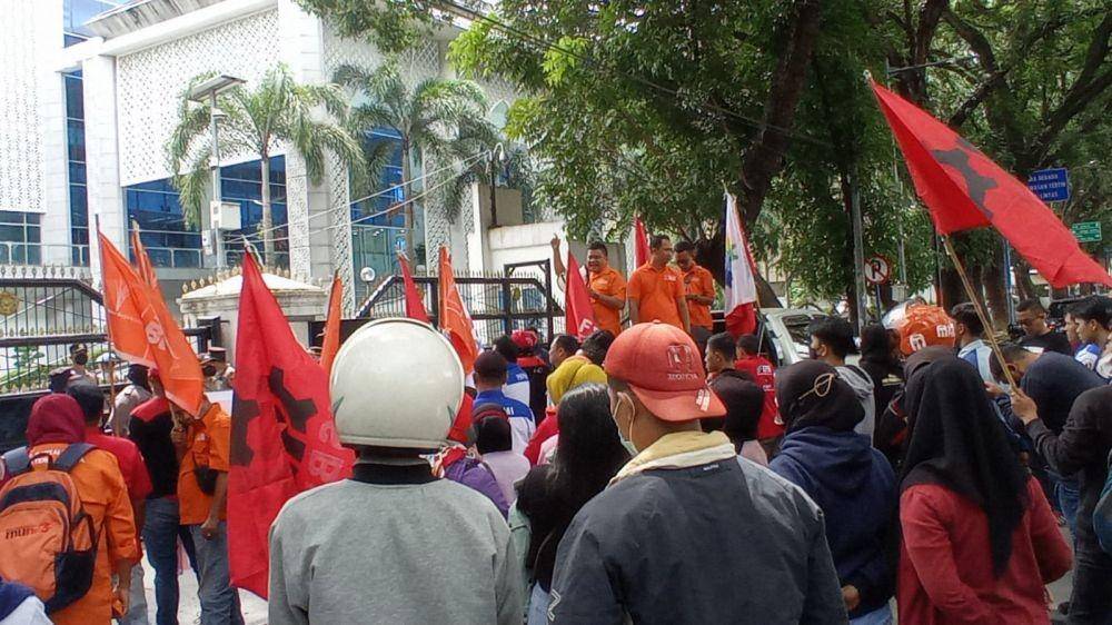 Ilustrasi - Massa Partai Buruh berunjuk rasa di depan gedung DPRD Sumut, Selasa (12/10/2022). (Dok Partai Buruh)