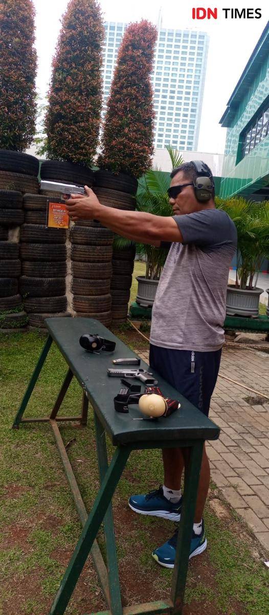 Ketua PB Perbakin Letjen TNI (Purn) Joni Supriyanto sedang menembak di lapangan tembak Perbakin, Senayan (12/10/2022). (IDN Times/Eko Ardiyanto)
