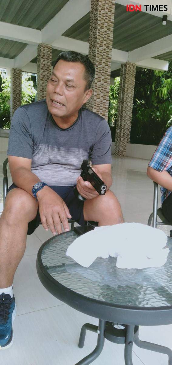 Ketua PB Perbakin Letjen TNI (Purn) Joni Supriyanto menjelaskan pistol yang digunakan dalam latihan menembak (IDN Times/Eko Ardiyanto)