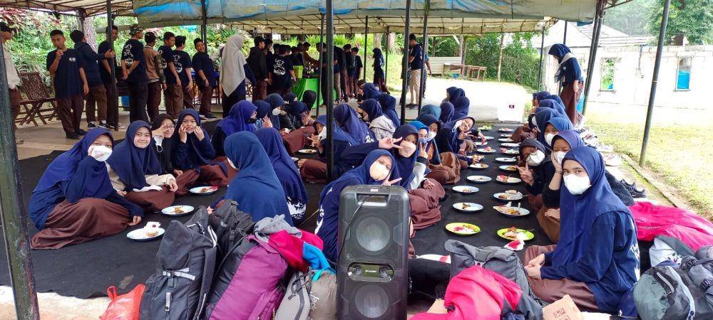 Sejumlah siswa SMPIT Al Hikmah Depok saat mengikuti kegiatan LDKS di wilayah Cisarua, Kabupaten Bogor. (istimewa)