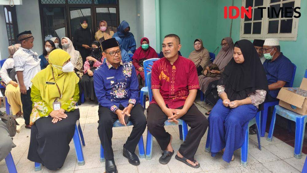 Wakil Wali Kota Depok Imam Budi Hartono (batik biru) saat menemui keluarga korban meninggal siswi SMPIT Al Hikmah saat terbawa arus sungai. (IDNTimes/Dicky)