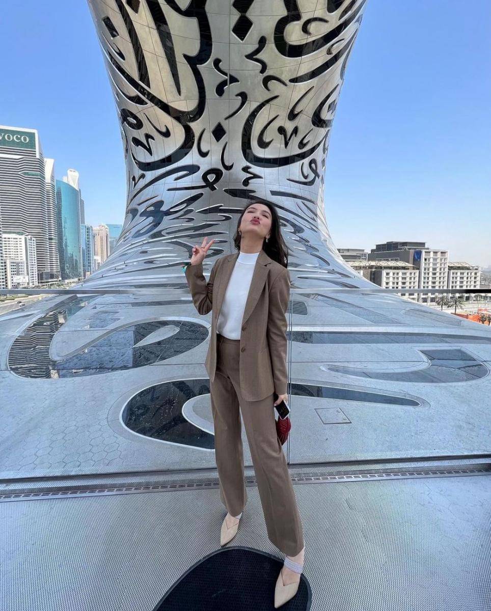 Androgyny style untuk ngantor ala Raline Shah (instagram.com/ralineshah)
