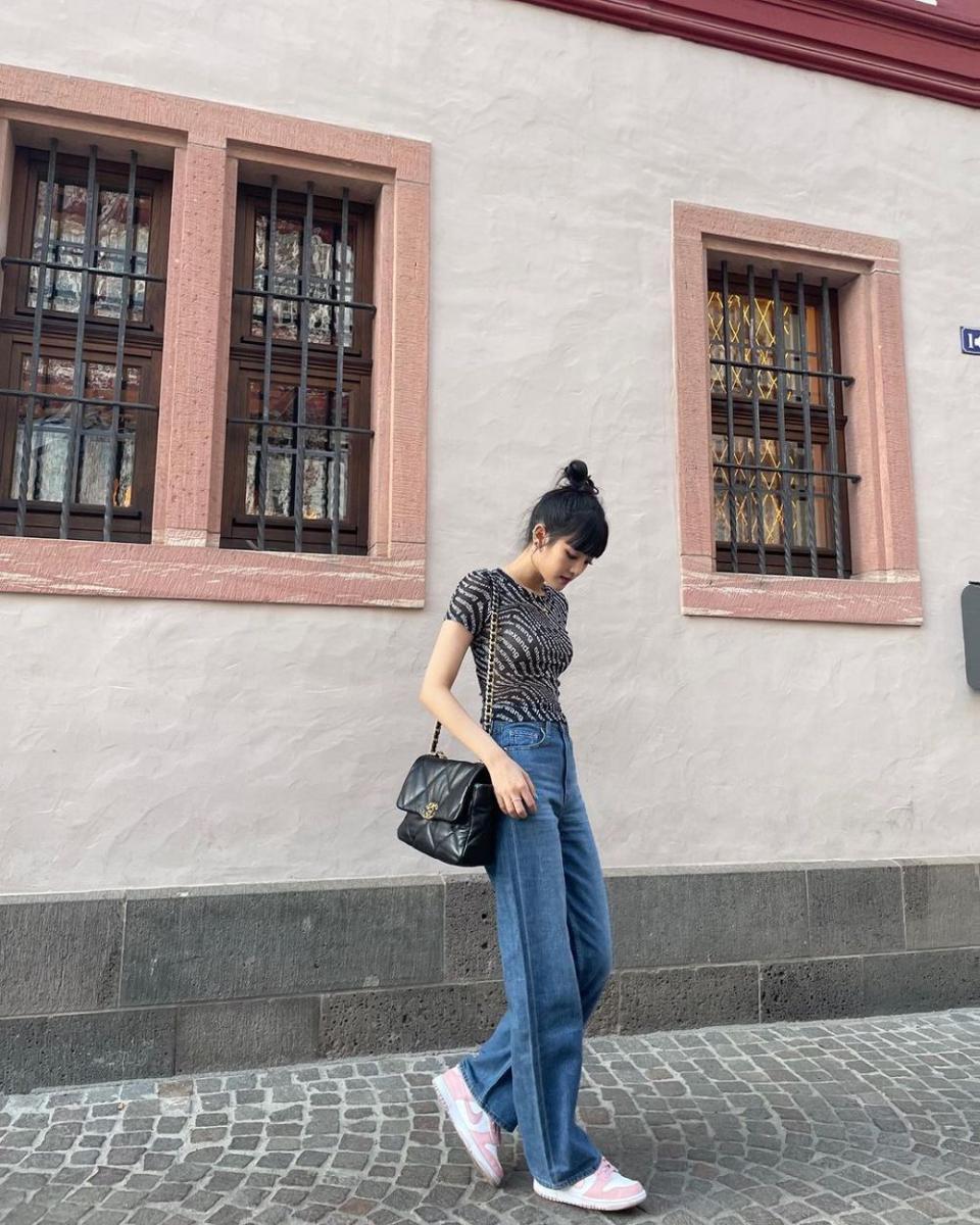 9 Inspirasi Mix and Match Celana Jeans ala Minnie G(I)-DLE, Kece Abis