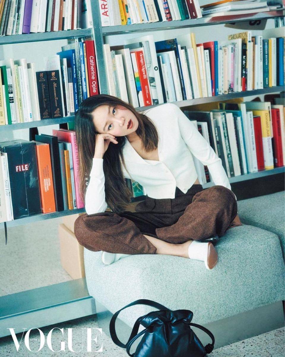 Gong Hyo Jin (instagram.com/rovvxhyo)