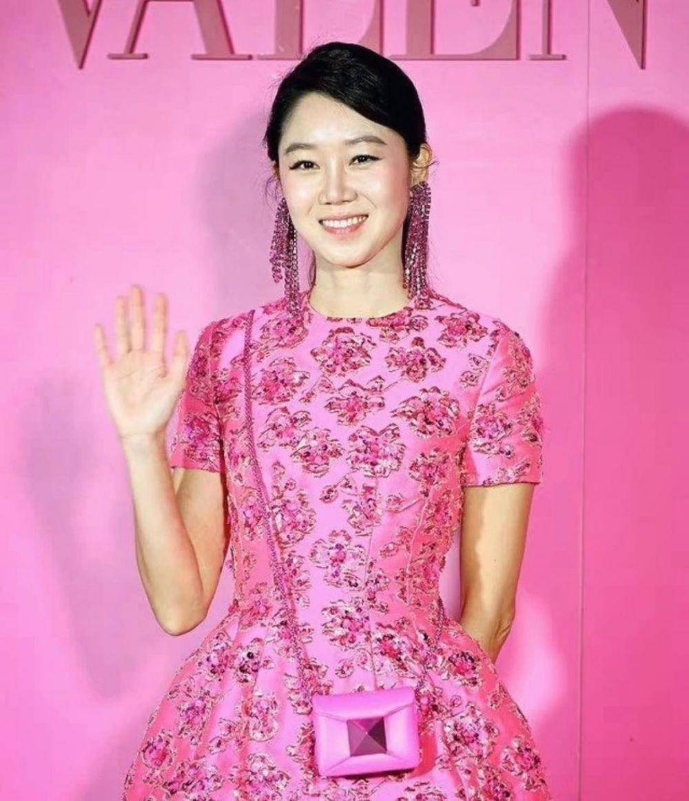 Gong Hyo Jin (instagram.com/rovvxhyo)