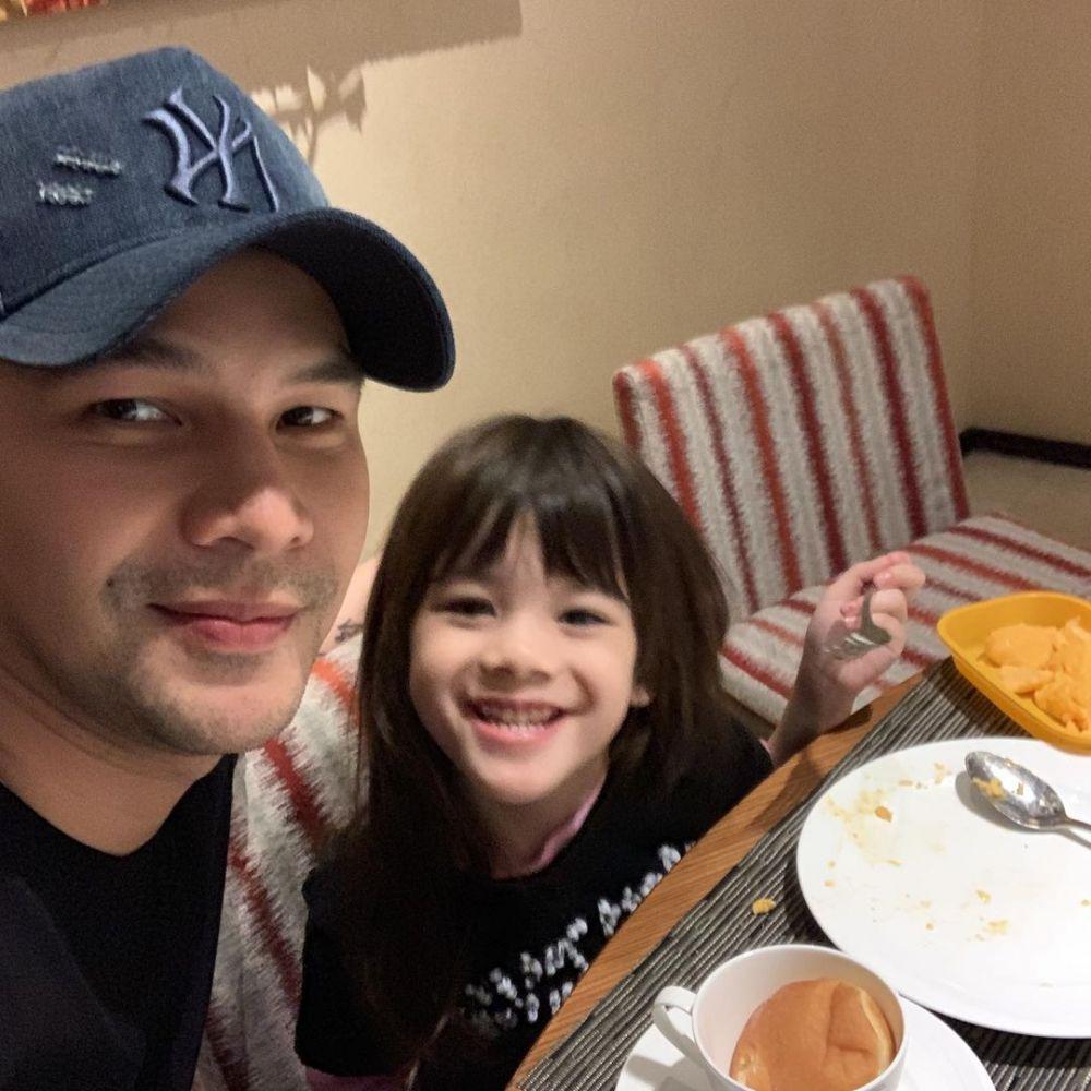 potret Jonathan Frizzy dan sang putri (instagram.com/ijonkfrizzy)