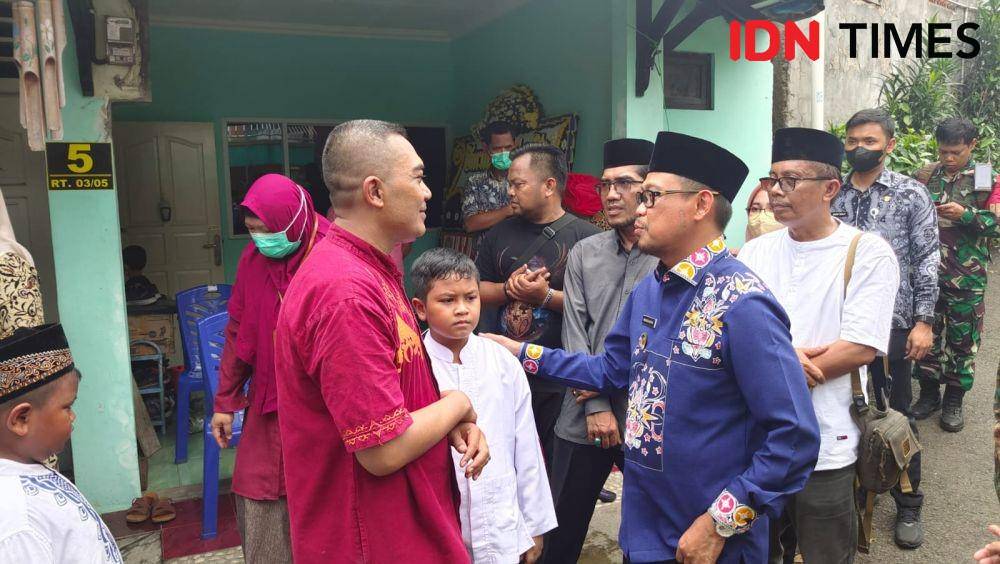 Wakil Wali Kota Depok, Imam Budi Hartono menemui ayah Almarhumah Amira yang menjadi korban terbawa arus sungai saat LDKS SMPIT Al Hikmah, Kota Depok. (IDNTimes/Dicky)