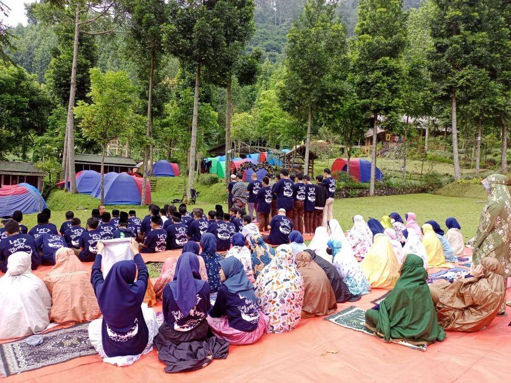 Sejumlah siswa SMPIT Al Hikmah Kota Depok melaksanakan ibadah bersama saat kegiatan LDKS di wilayah Cisarua, Kabupaten Bogor. (Istimewa)