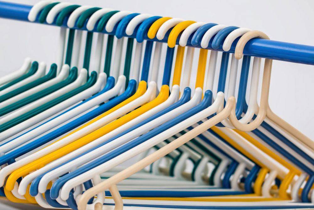 hanger baju (pexels.com/Pixabay)