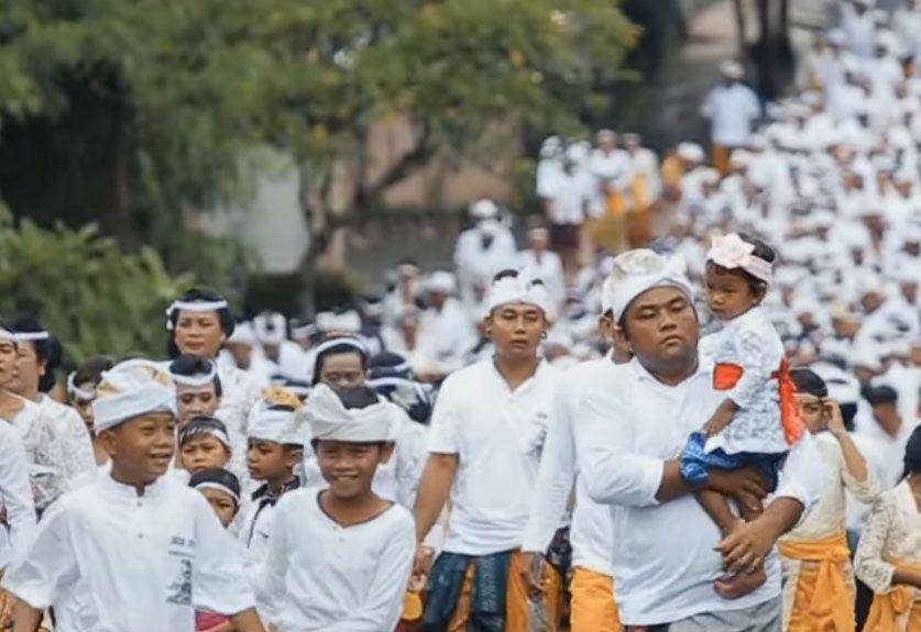 Masyarakat Desa Batuan sedang mengikuti prosesi upacara keagamaan. (YouTube.com/Pemerintah Desa Batuan)