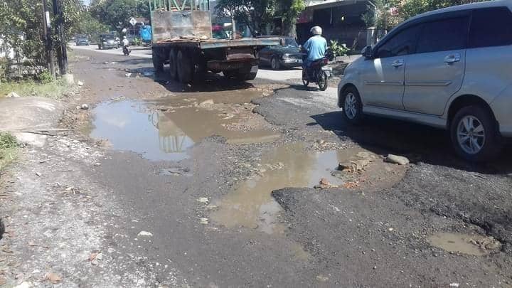 Salah satu ruas jalan rusak di Kabupaten Simalungun yang sulit dilalui (IDN Times/Istimewa)