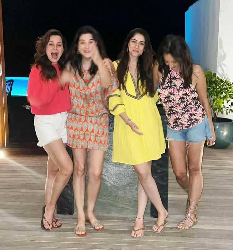 Maheep Kapoor dan sahabat (instagram.com/maheepkapoor)