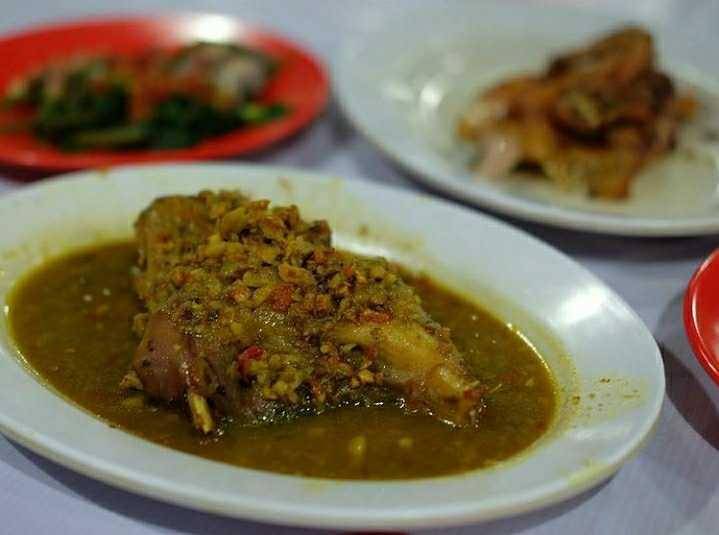 Ayam Betutu (instagram.com/ayambetutukhasgilimamuk)