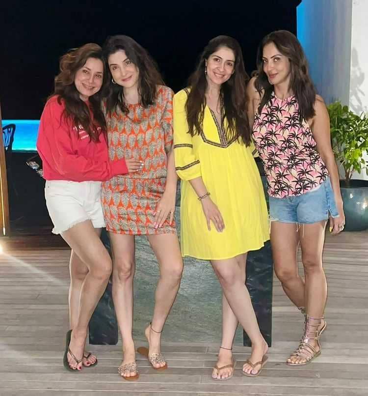 Maheep Kapoor dan sahabat (instagram.com/maheepkapoor)