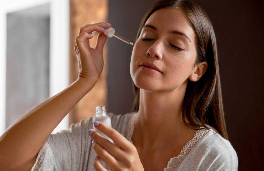 ilustrasi penggunaan peeling serum (freepik.com/freepik)