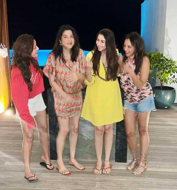Maheep Kapoor dan sahabat (instagram.com/maheepkapoor)
