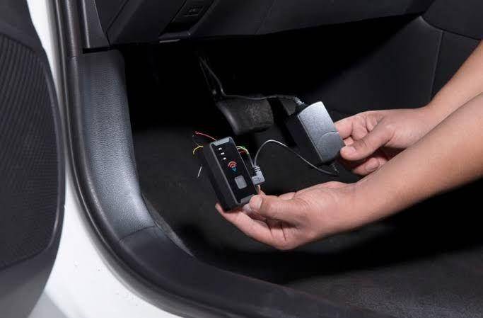 Ilustrasi GPS tracker di mobil (digestcars.com)