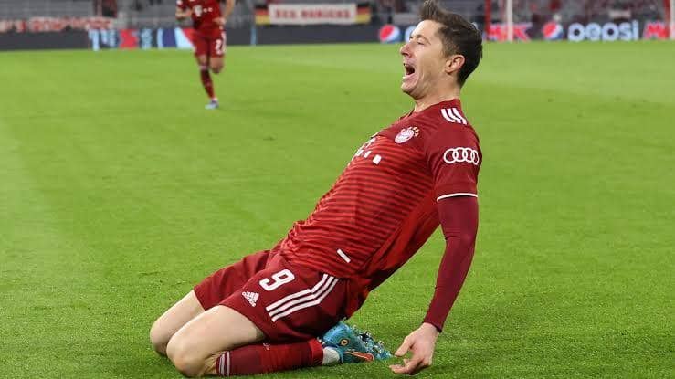 Robert Lewandowski cetak hattrick hanya dalam waktu 11 menit untuk Bayern Munich dalam kemenangan 7-1 melawan RB Salzburg pada 8 Maret 2022. (uefa.com)
