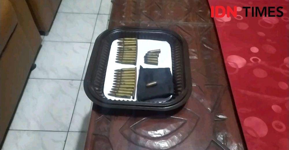 Puluhan amunisi aktif yang diserahkan, IDN Times/ Ricky Lodar