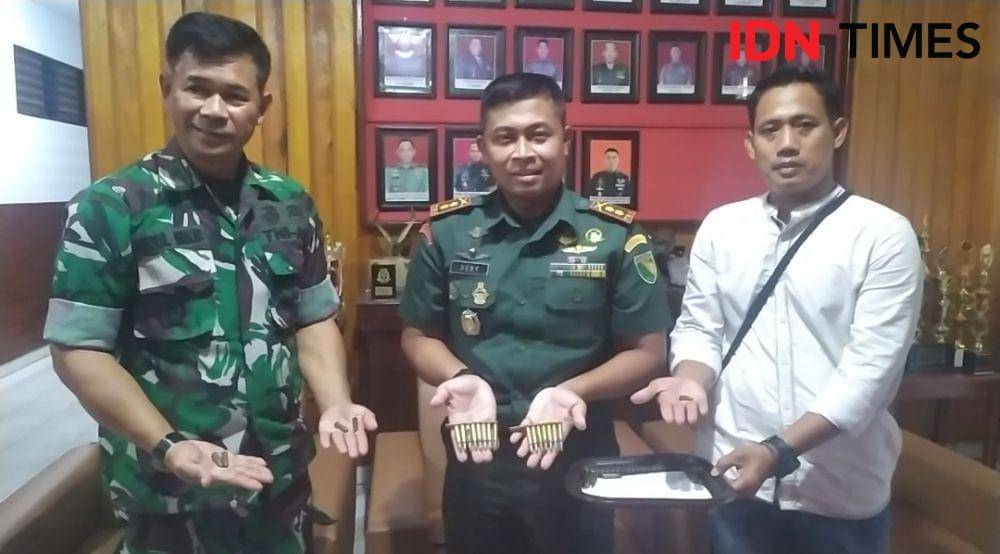 Dandim 1710/Mimika, Letkol Inf. Dedy Dwi Cahyadi didampingi dua perwira saat memperlihatkan amunisi yang diserahkan, IDN Times/ Ricky Lodar