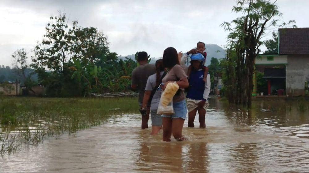 Warga melintasi akses utama jalan dusun dengan berjalan kaki. IDN Times/ Bramanta Pamungkas