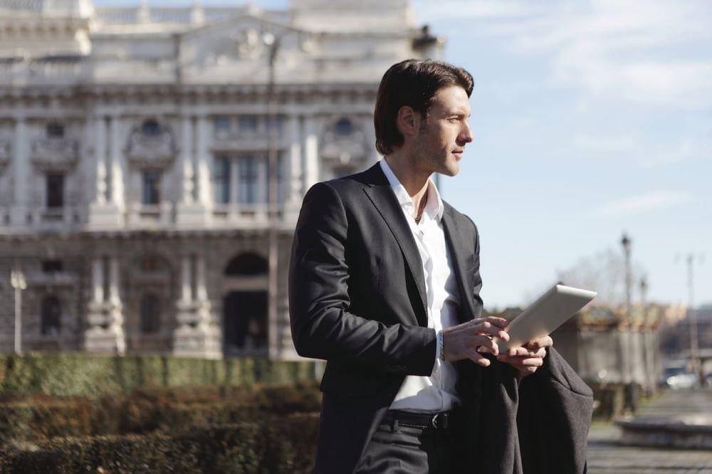 ilustrasi pria kantoran (pexels.com/andrea piaquadio)