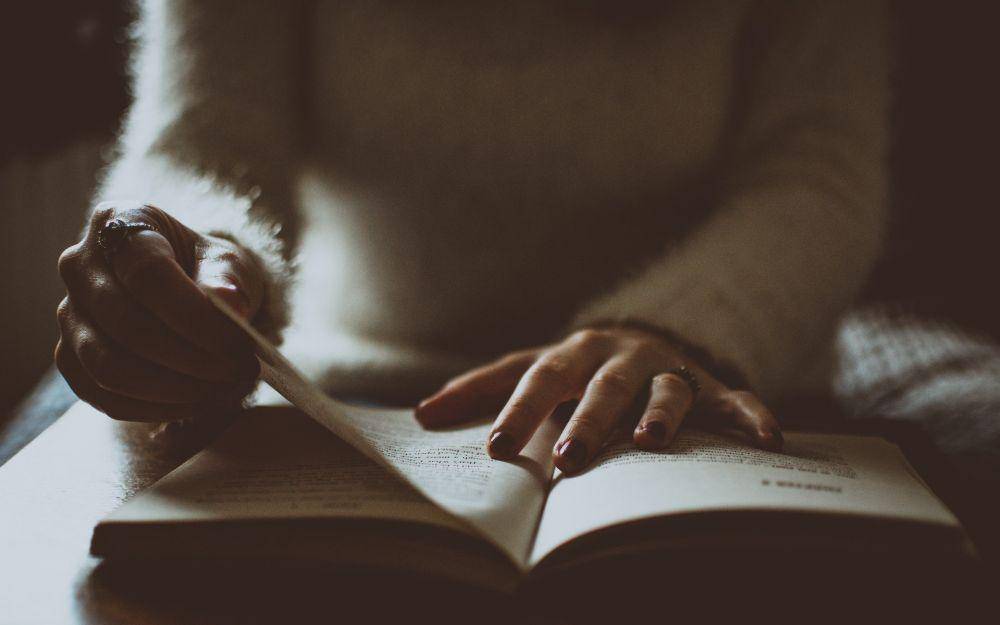 ilustrasi seseorang yang membaca buku (pexels.com/Lisa Fotois)