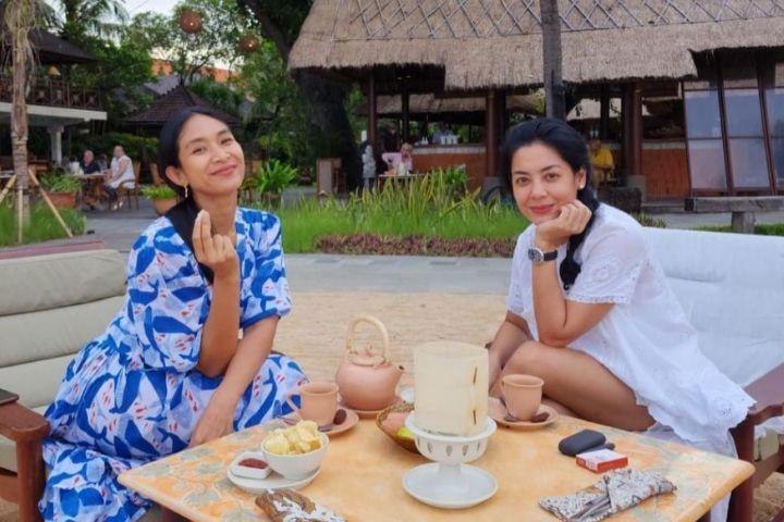 23 Tahun Sahabatan, 10 Potret Kompak Happy Salma dan Lulu Tobing