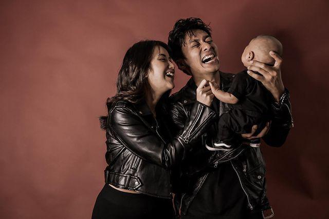 9 Foto Keluarga Kecil Ina Marika, Wajah Baby Masih Dirahasiakan