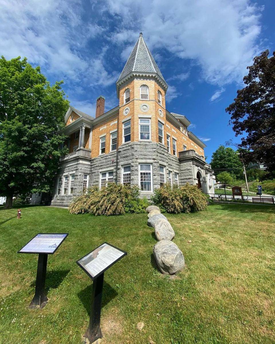 Haskell Free Library dan Opera House (instagram.com/canadian_globe_trotter)