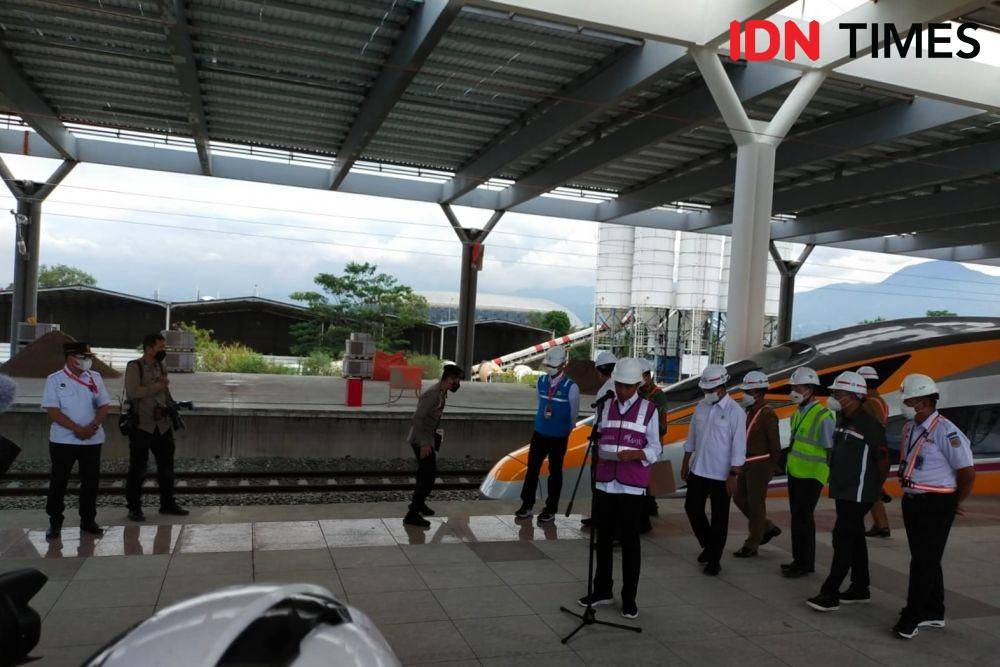 Presiden Jokowi tinjau proyek Kereta Cepat Jakarta Bandung, Kamis (13/10/2022). (IDN Times/Ilman Nafi'an)