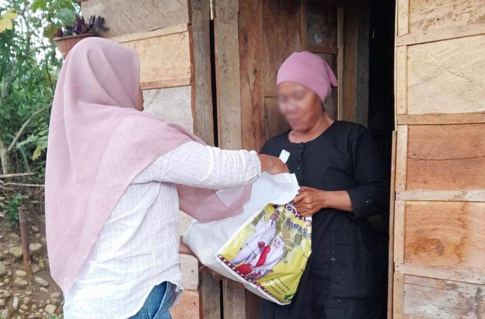 Wakil Bupati Tapsel Rasyid Assaf Dongoran Rutin Bagikan Boras Si Pir Ni Tondi pada Janda dan Yatim di Tapanuli Selatan (Dok. IDN Times)