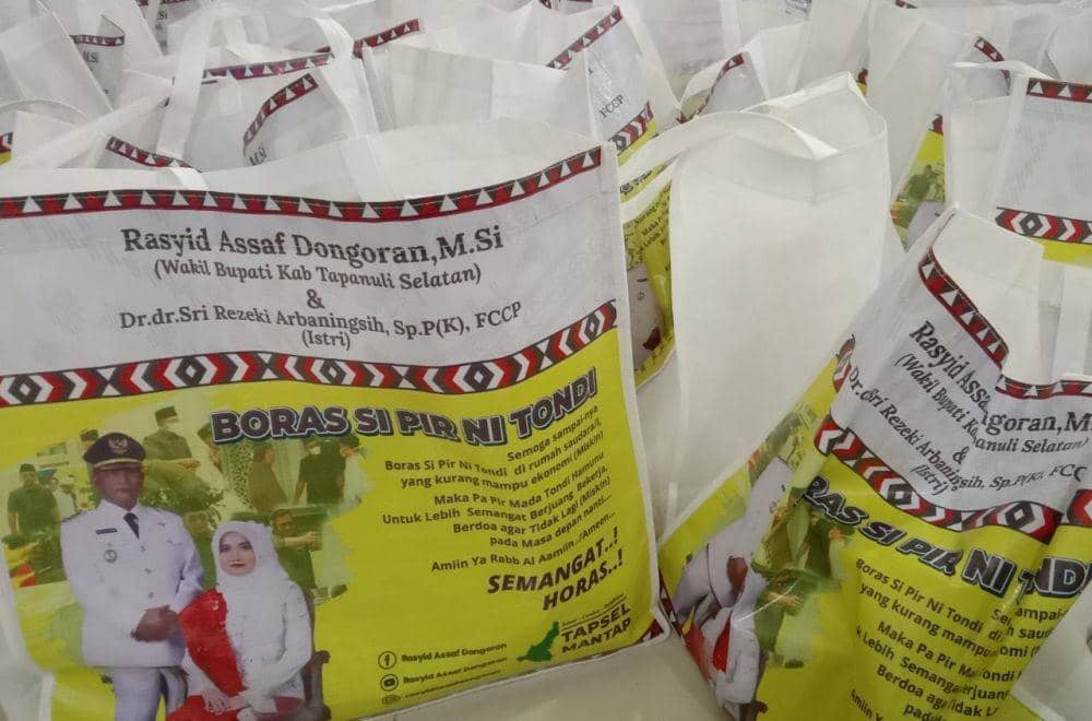 Wakil Bupati Tapsel Rasyid Assaf Dongoran Rutin Bagikan Boras Si Pir Ni Tondi pada Janda dan Yatim di Tapanuli Selatan (Dok. IDN Times)