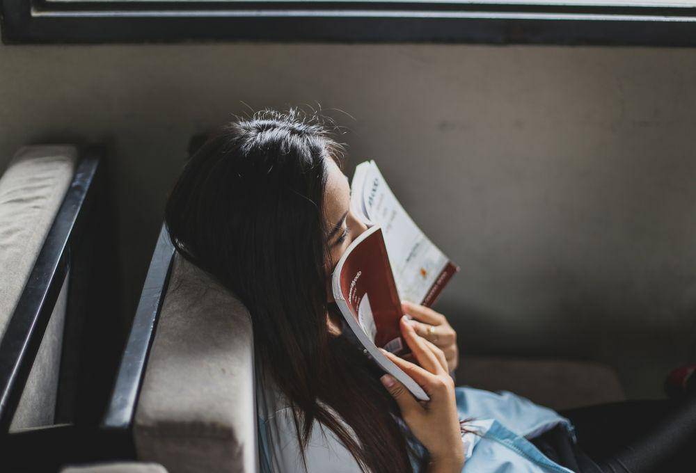 ilustrasi orang mencium aroma buku (pixabay.com/Bacnk90)