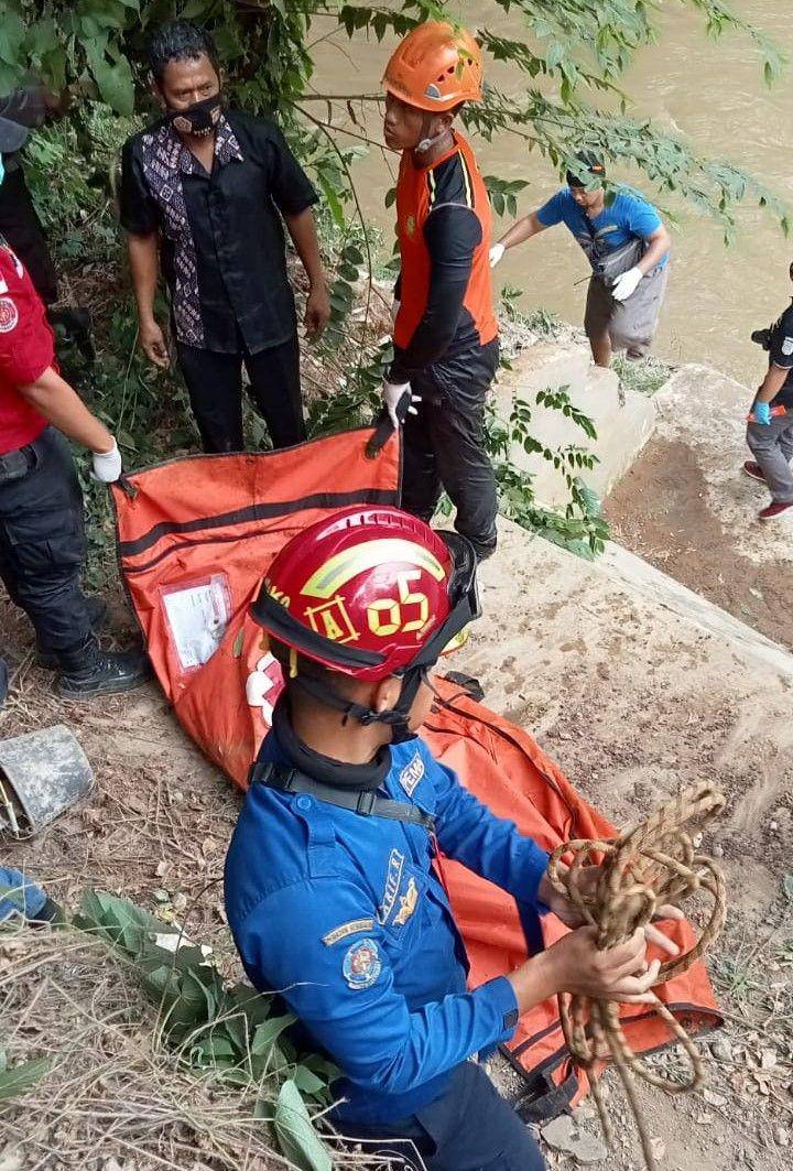 Petugas gabungan melakukan evakuasi temuan mayat di Kali Ciliwung, Kecamatan Beji, Kota Depok. (Istimewa)