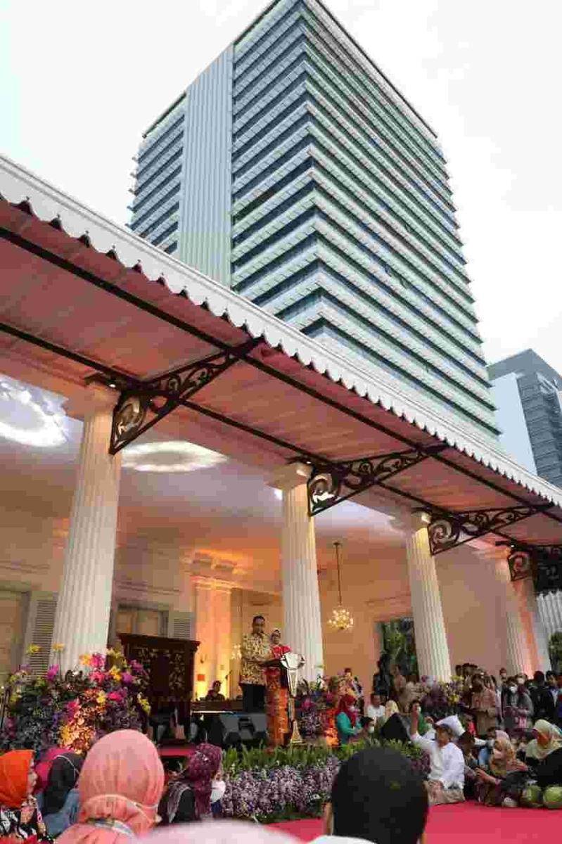 Gubernur DKI Jakarta Anies Baswedan dalam momentumperpisahan bersama seluruh Aparatur Sipil Negara (ASN) Pemprov DKI di Halaman Pendopo Balaikota, Jumat Sore (14/10)/dok Humas